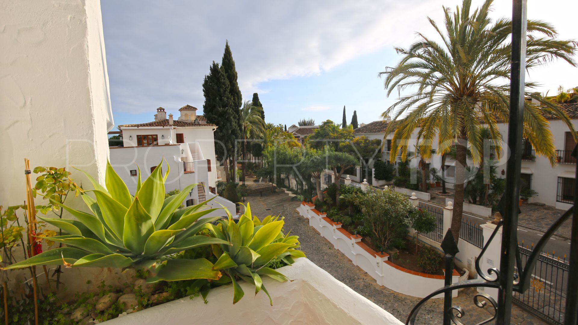 Duplex penthouse with 2 bedrooms for sale in Señorio de Marbella