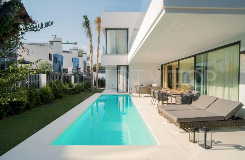 Se vende villa de 4 dormitorios en Marbella - Puerto Banus