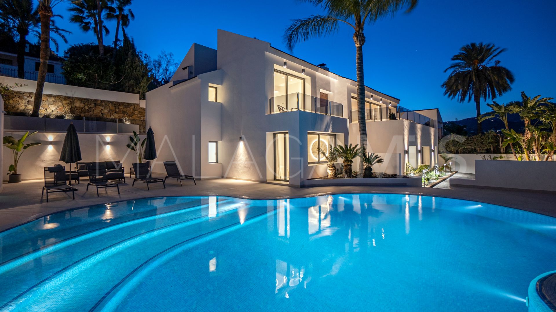 Buy villa in Las Brisas with 4 bedrooms