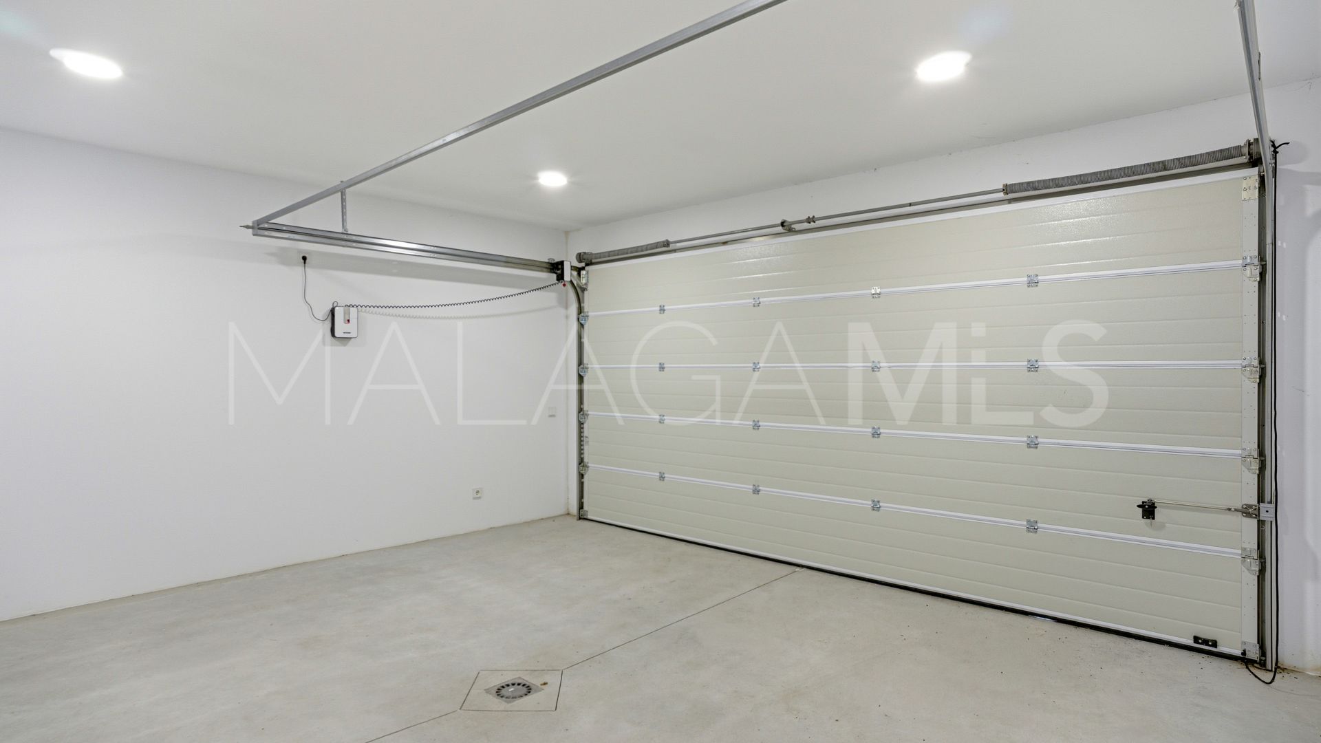 Buy villa de 4 bedrooms in Marbella Golden Mile