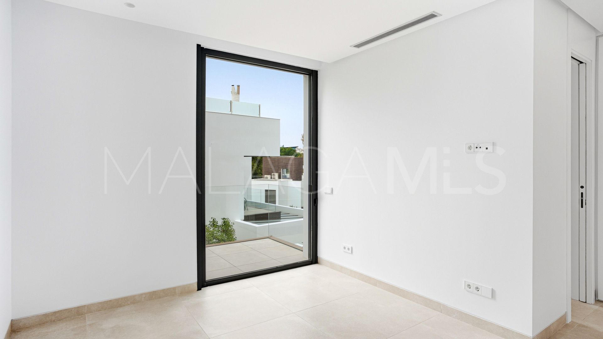 Buy villa de 4 bedrooms in Marbella Golden Mile