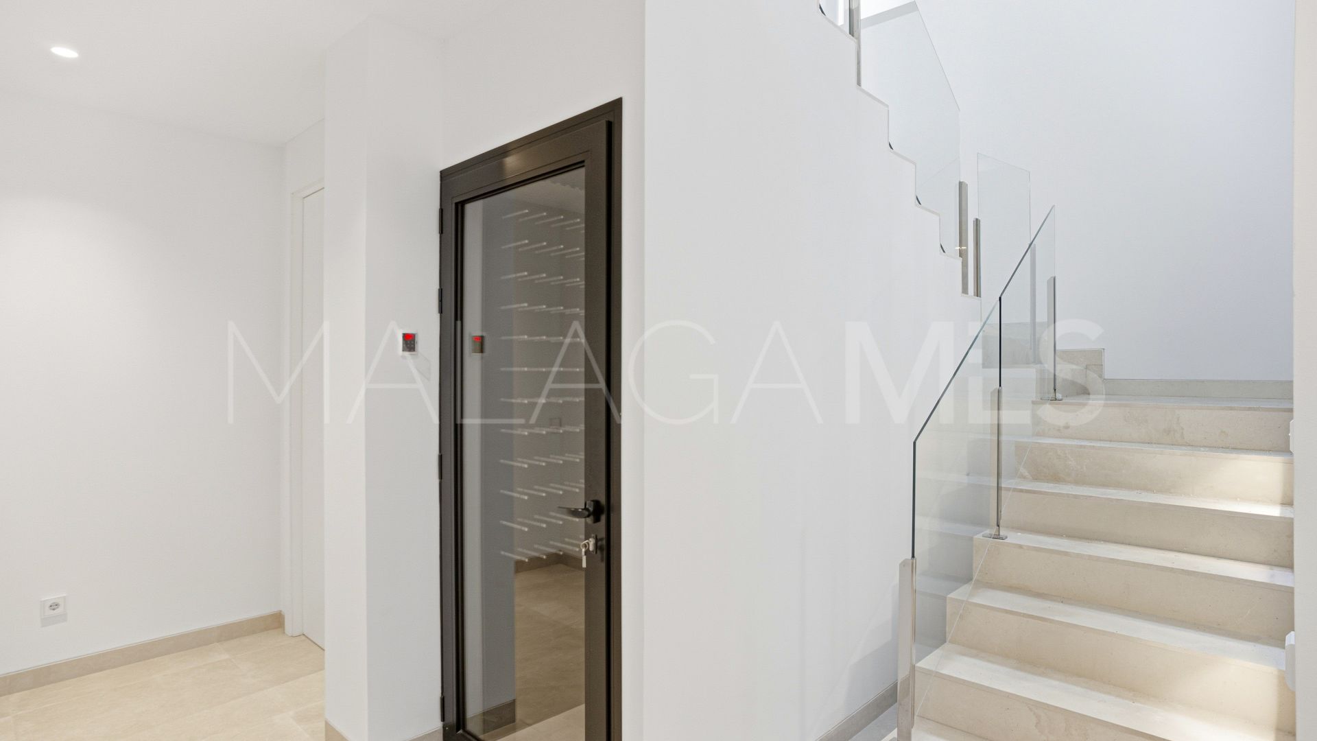 Buy villa de 4 bedrooms in Marbella Golden Mile