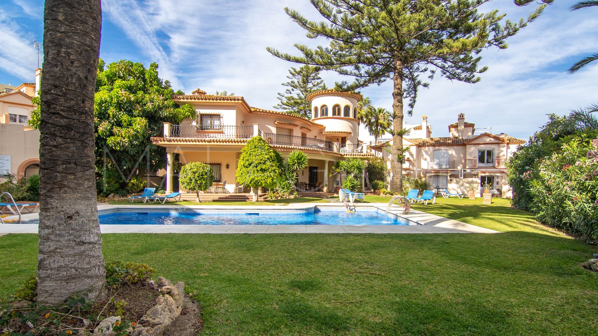 For sale town house in Estepona Town with 4 bedrooms