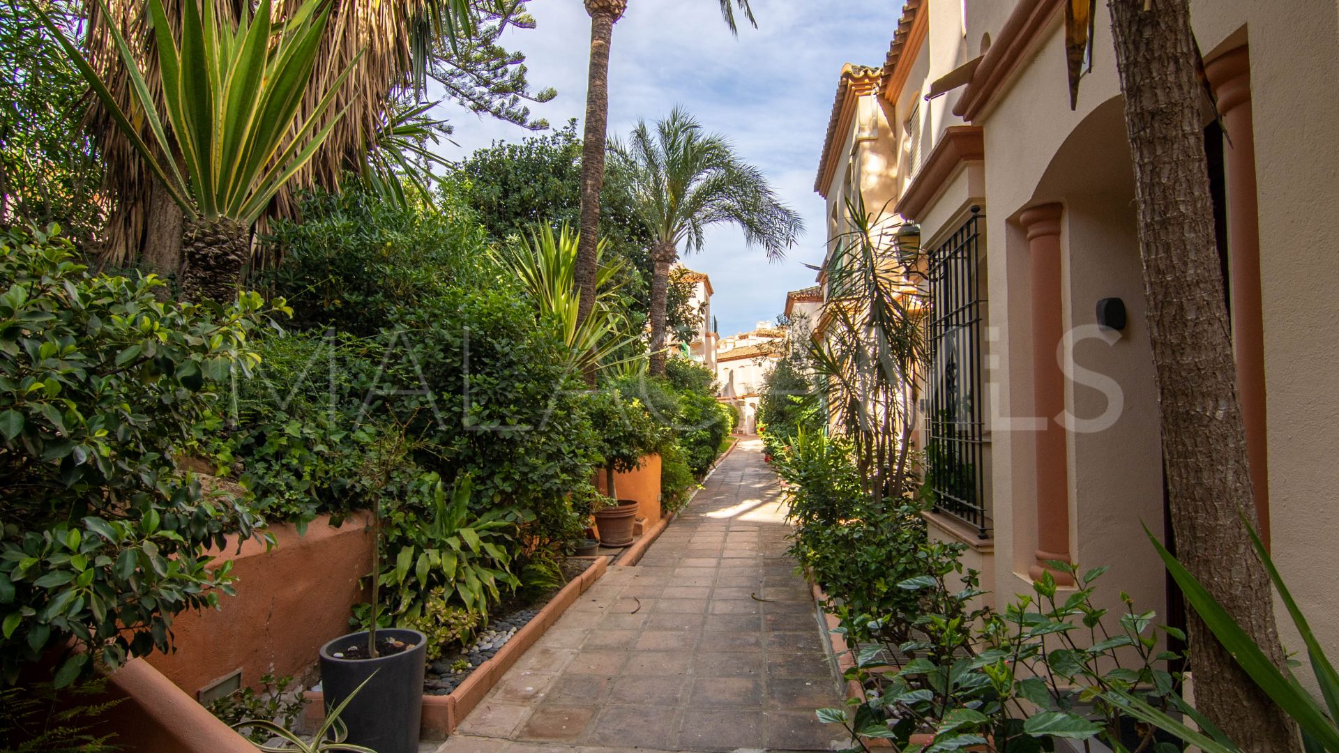 For sale town house in Estepona Town with 4 bedrooms