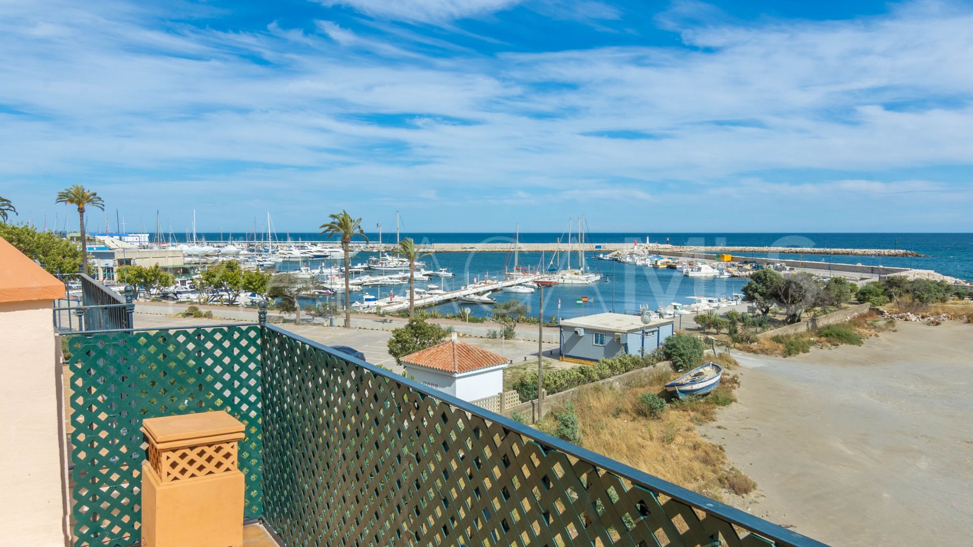 For sale town house in Estepona Town with 4 bedrooms