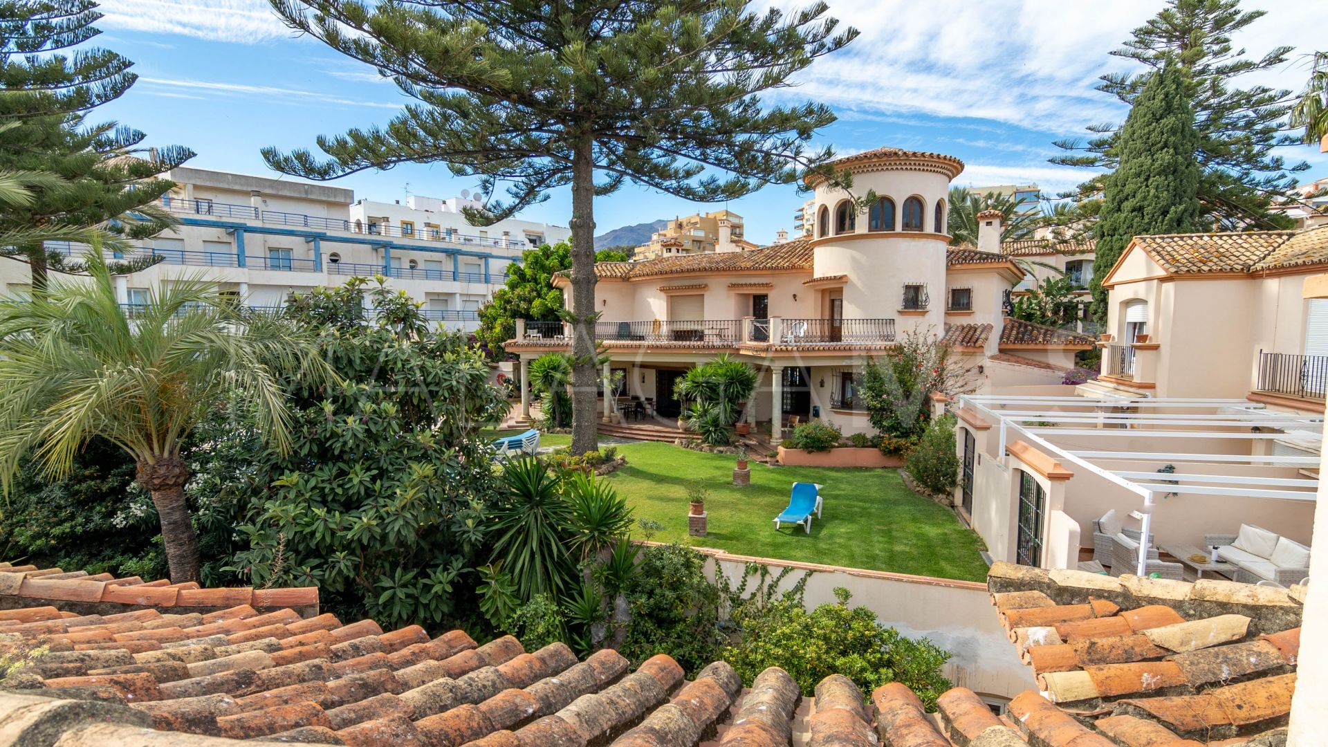 For sale town house in Estepona Town with 4 bedrooms