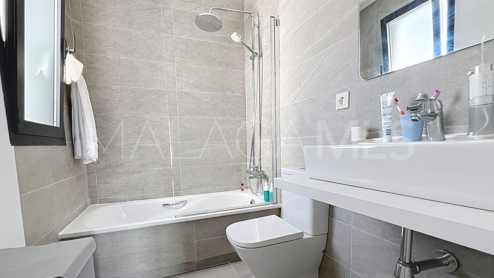Adosado for sale in Bahia de las Rocas with 4 bedrooms