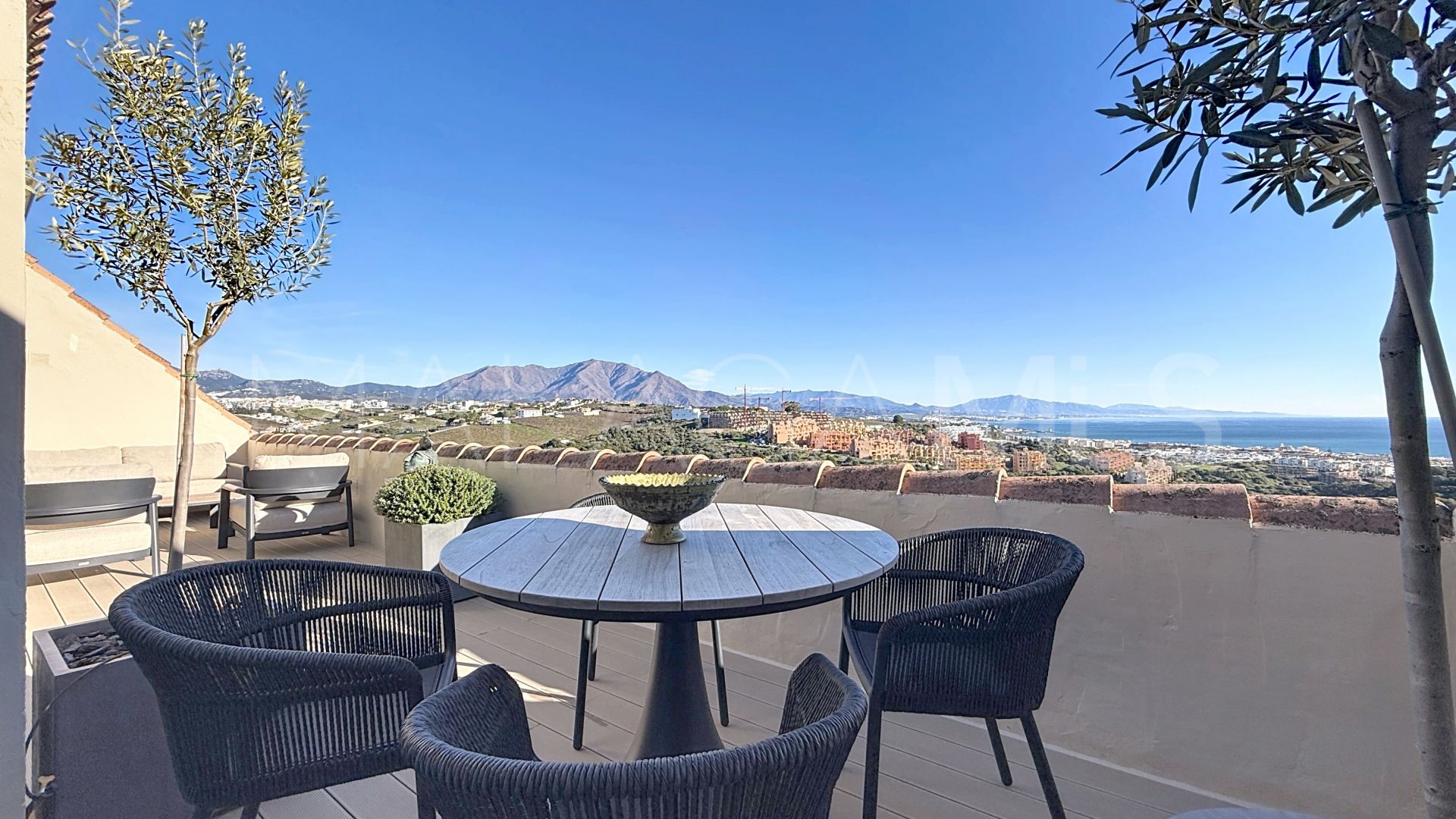 For sale penthouse in Duquesa Village with 3 bedrooms