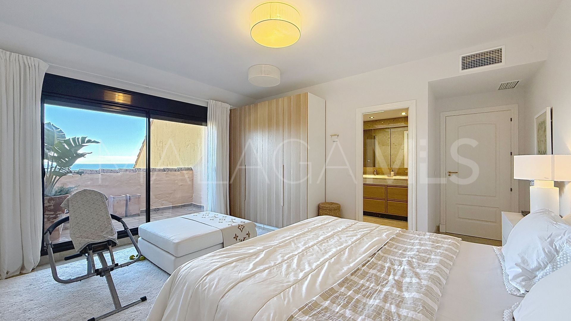 For sale penthouse in Duquesa Village with 3 bedrooms