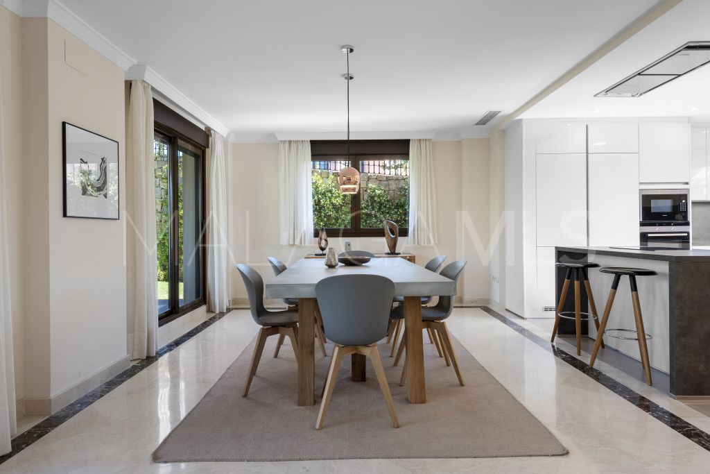 Buy villa in Estepona Golf de 3 bedrooms