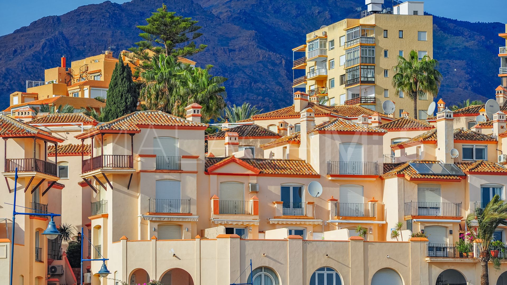 Lägenhet for sale in Estepona Puerto