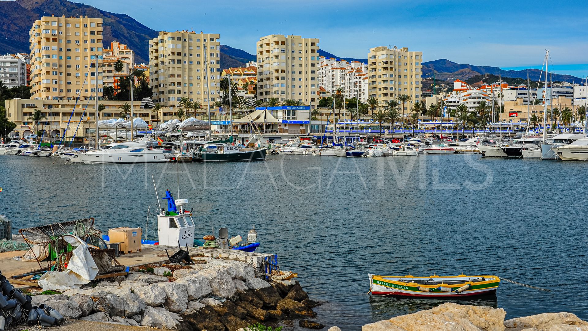 Lägenhet for sale in Estepona Puerto