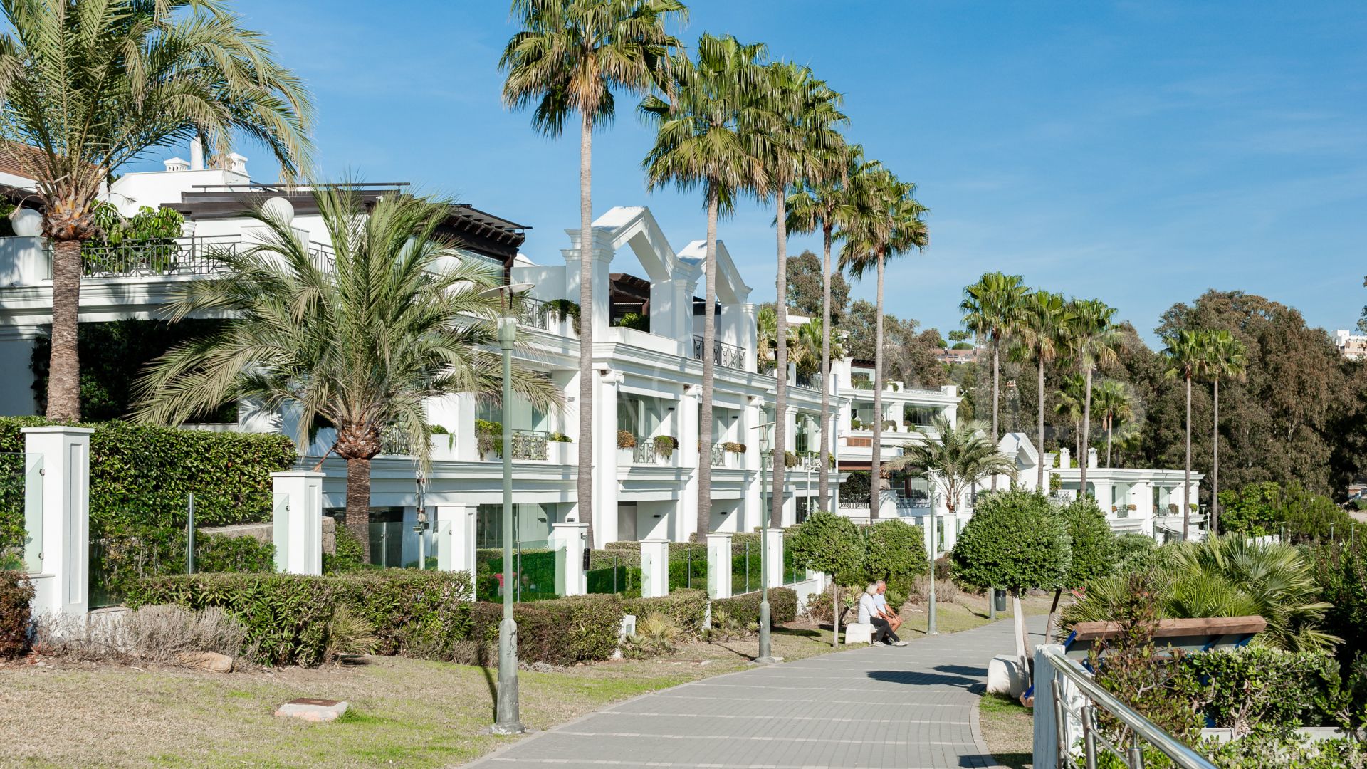 Lägenhet for sale in Estepona Puerto