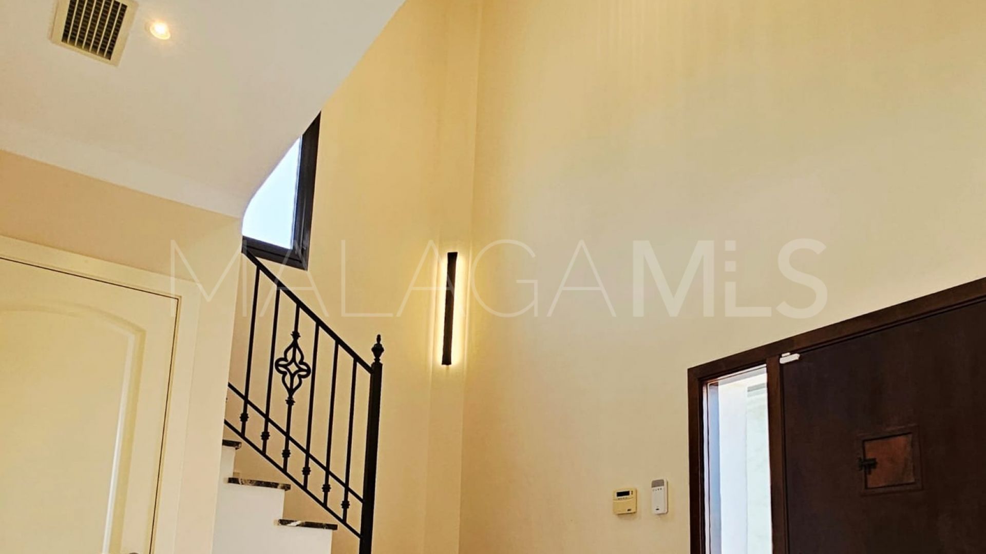 Villa for sale in Estepona Este