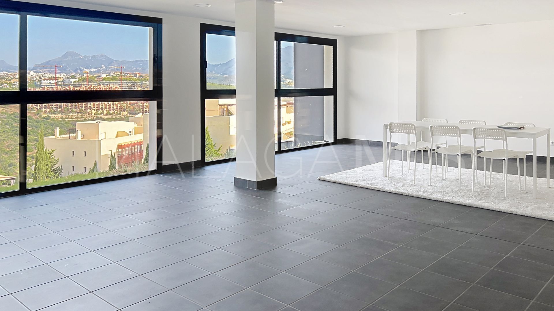 Buy apartment with 2 bedrooms in Manilva