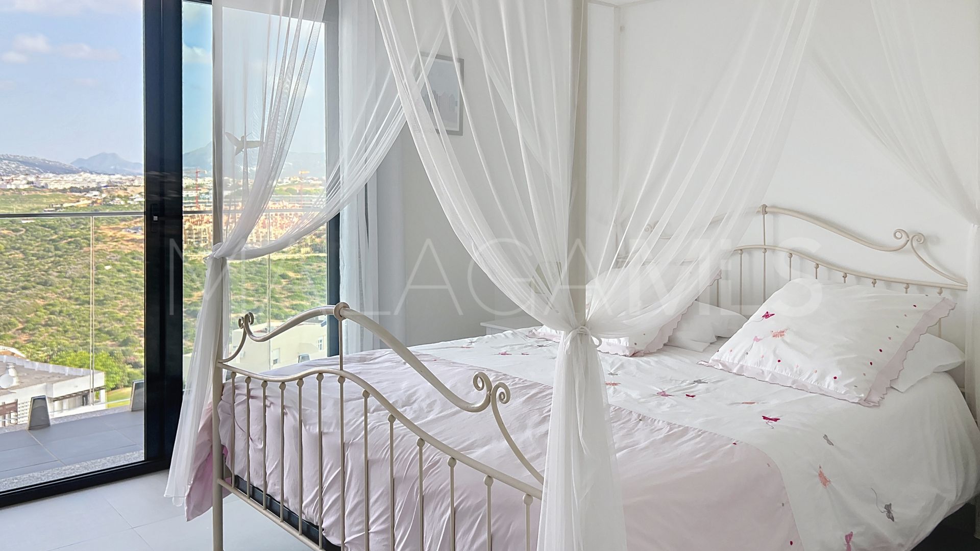 Buy apartment with 2 bedrooms in Manilva
