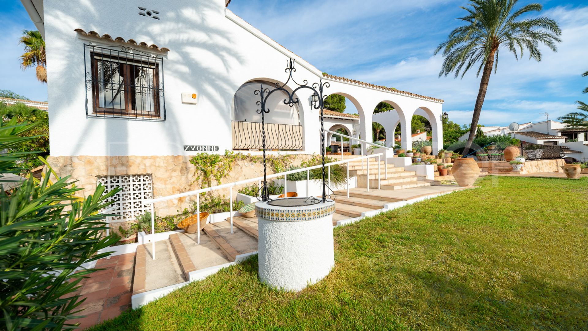 Buy villa with 5 bedrooms in Moraira