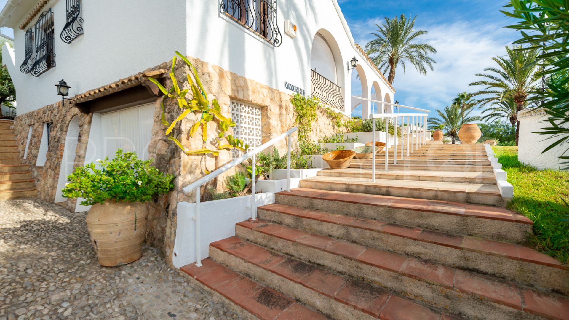 Buy villa with 5 bedrooms in Moraira