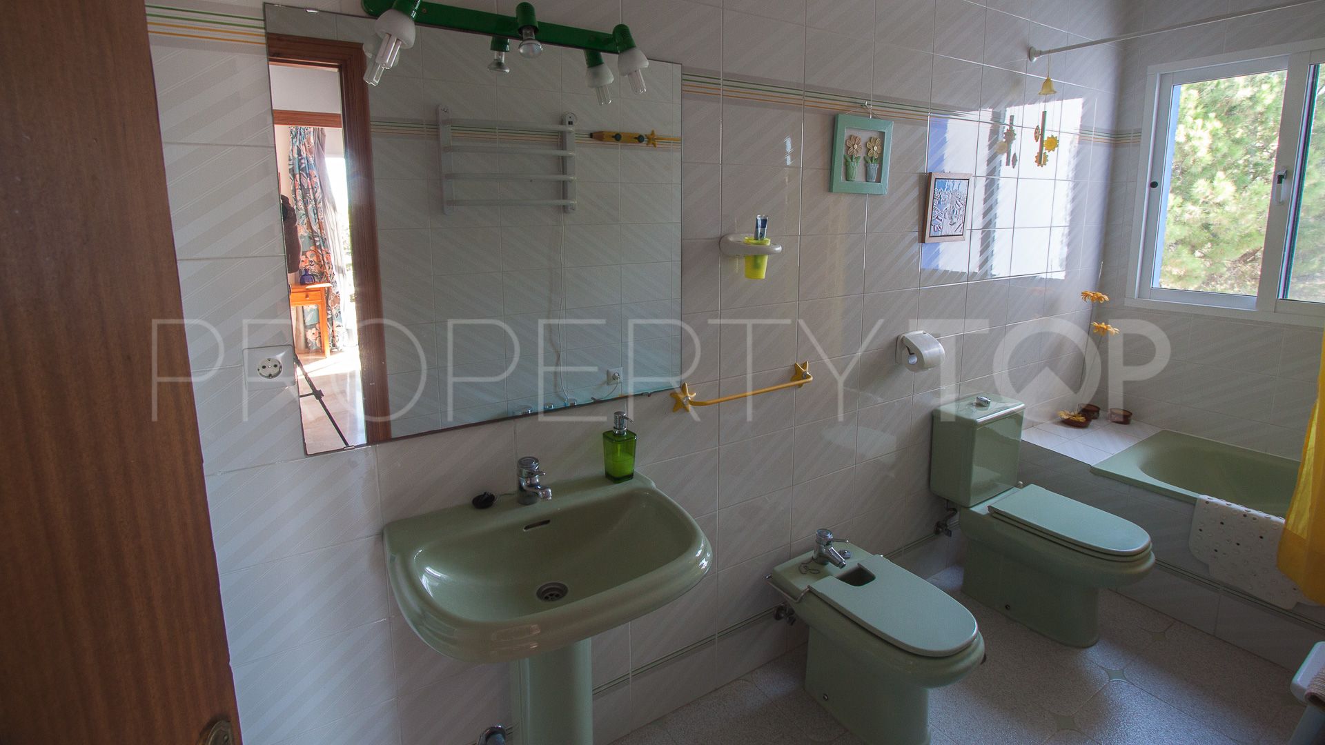 Finca de 4 dormitorios a la venta en Los Reales - Sierra Estepona