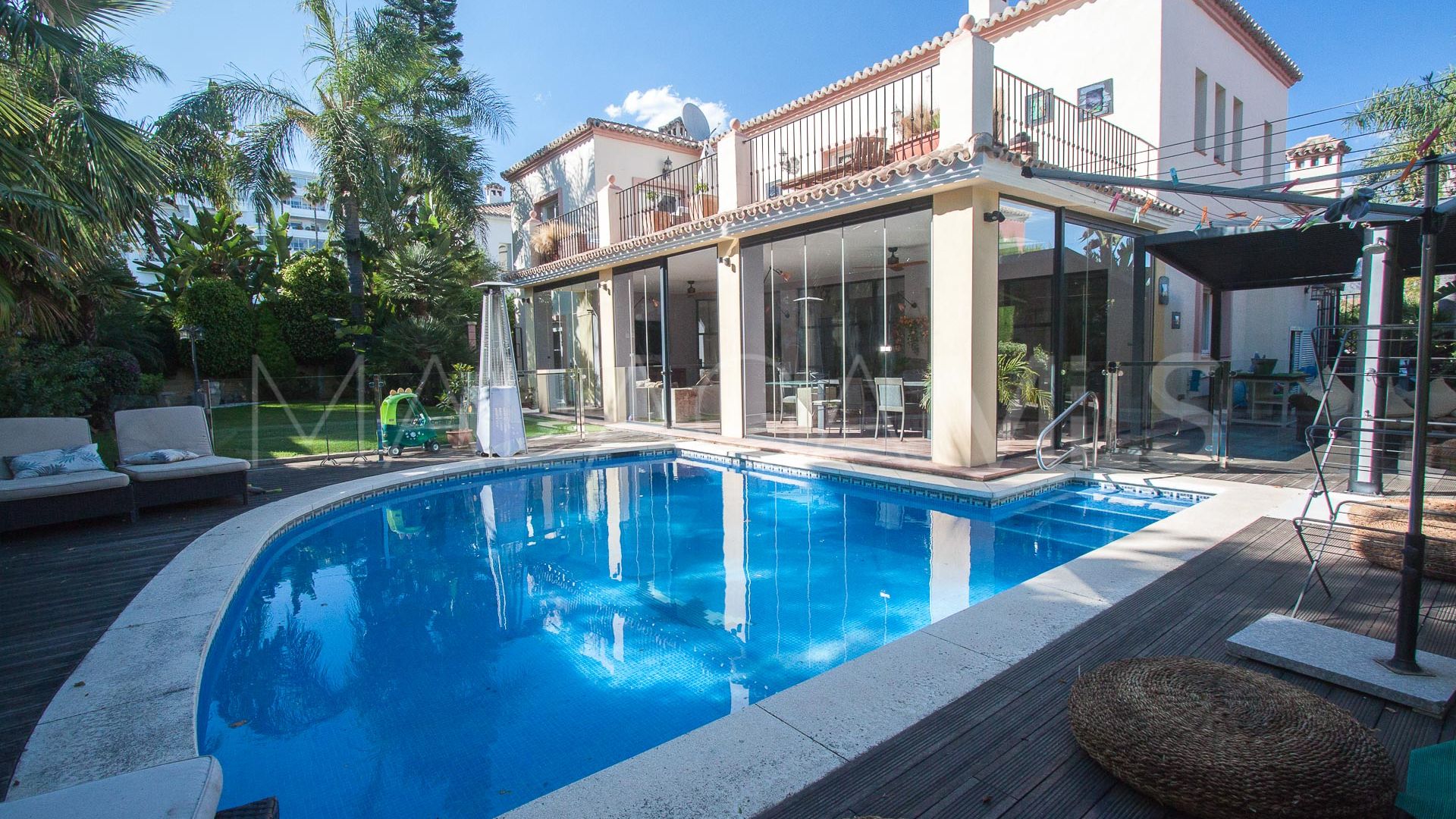 Villa for sale in Guadalmina Alta with 6 bedrooms
