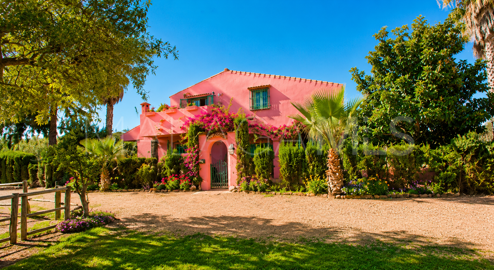 Finca for sale in Estepona