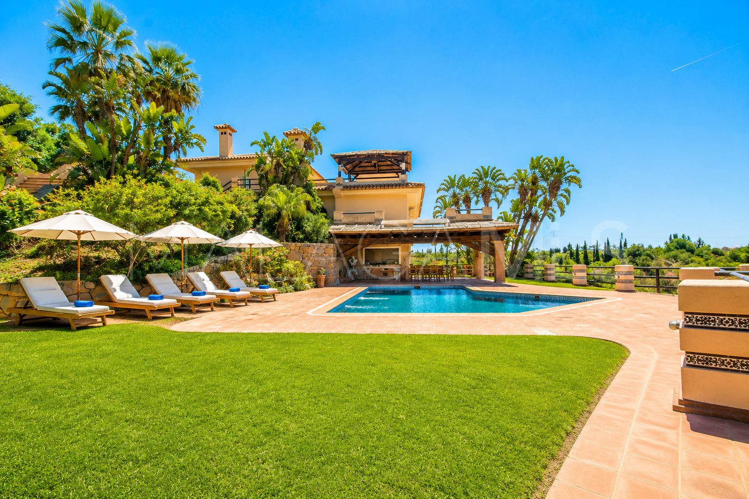 Finca for sale in Estepona