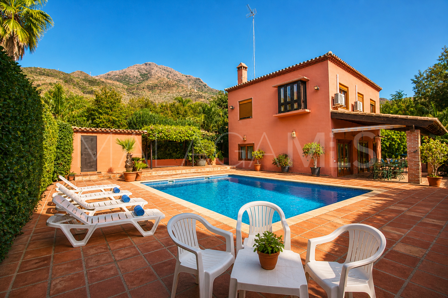 Finca with 4 bedrooms for sale in Estepona