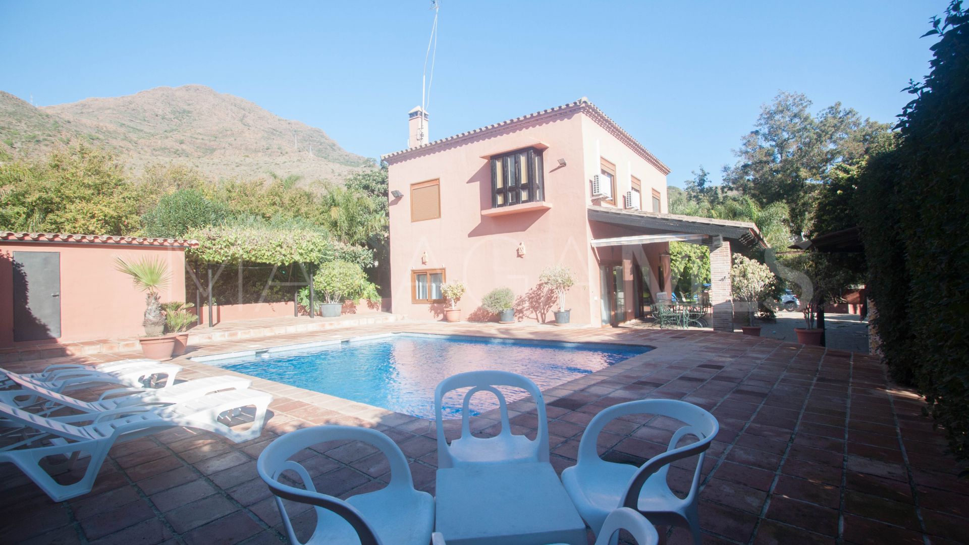 For sale finca with 4 bedrooms in Estepona