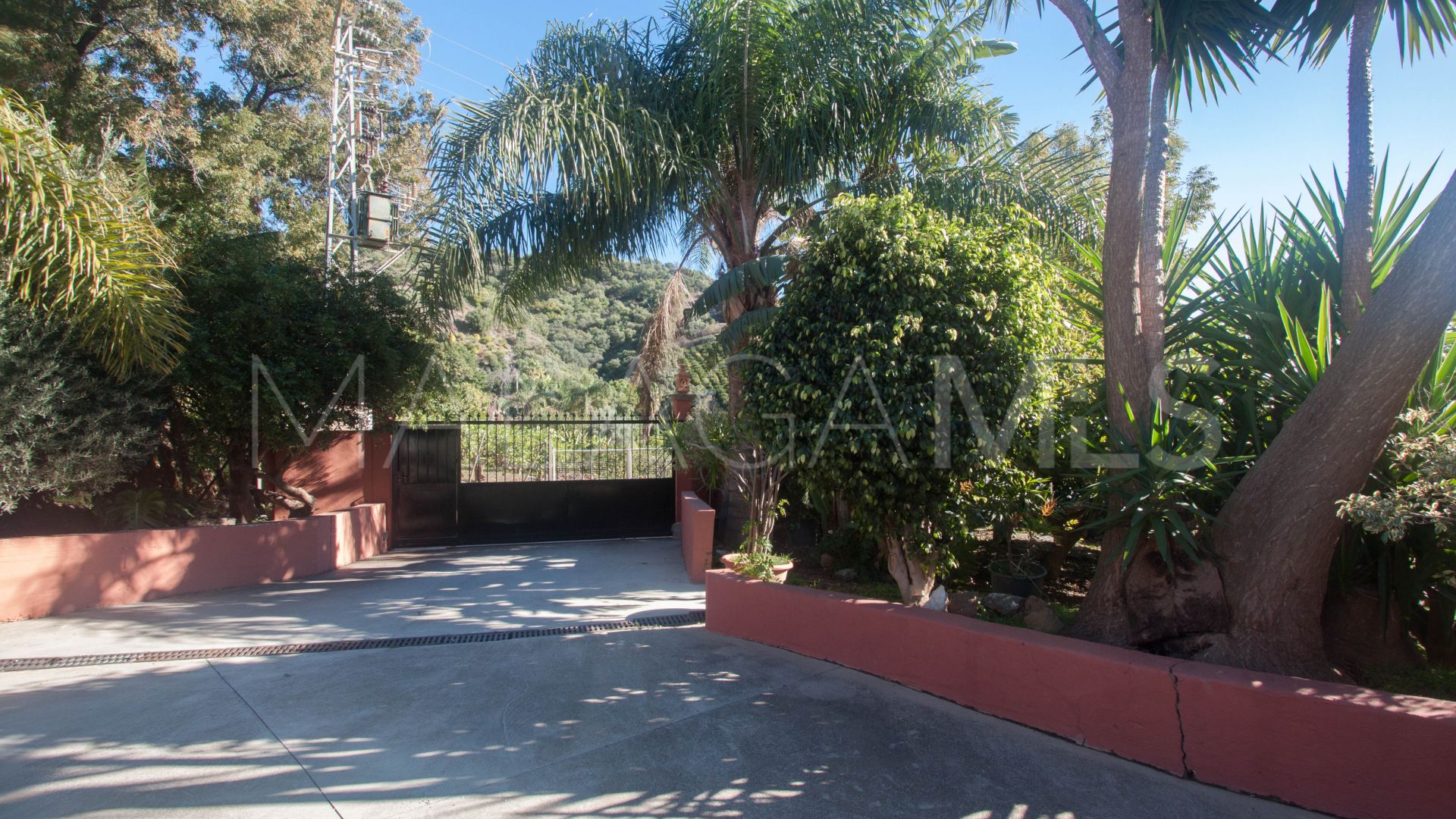For sale finca with 4 bedrooms in Estepona