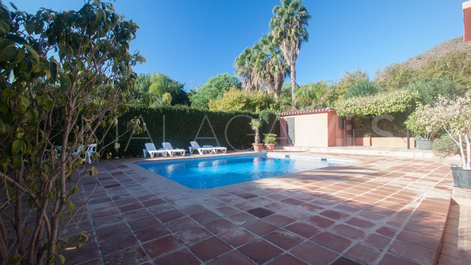 For sale finca with 4 bedrooms in Estepona