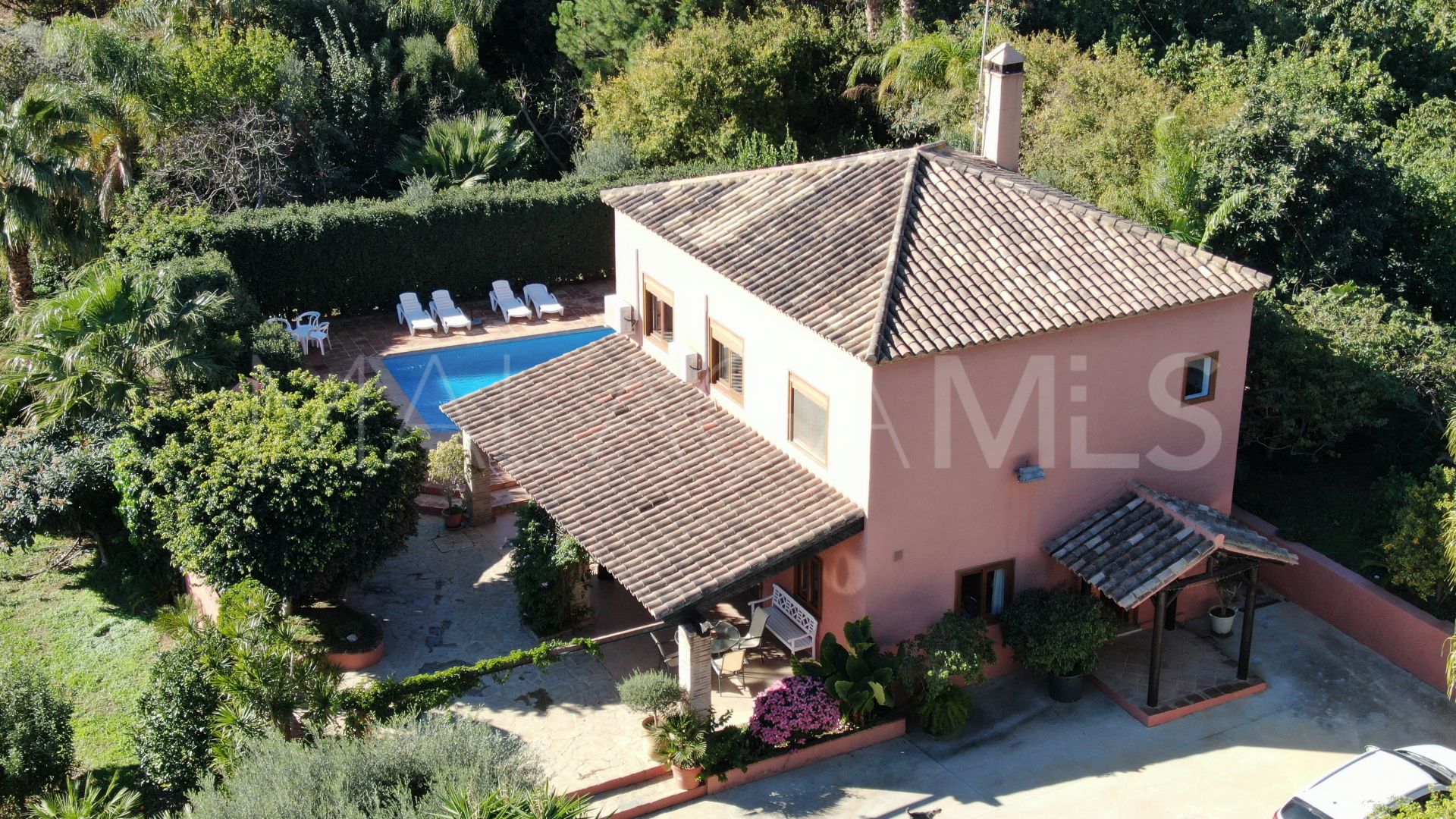 For sale finca with 4 bedrooms in Estepona