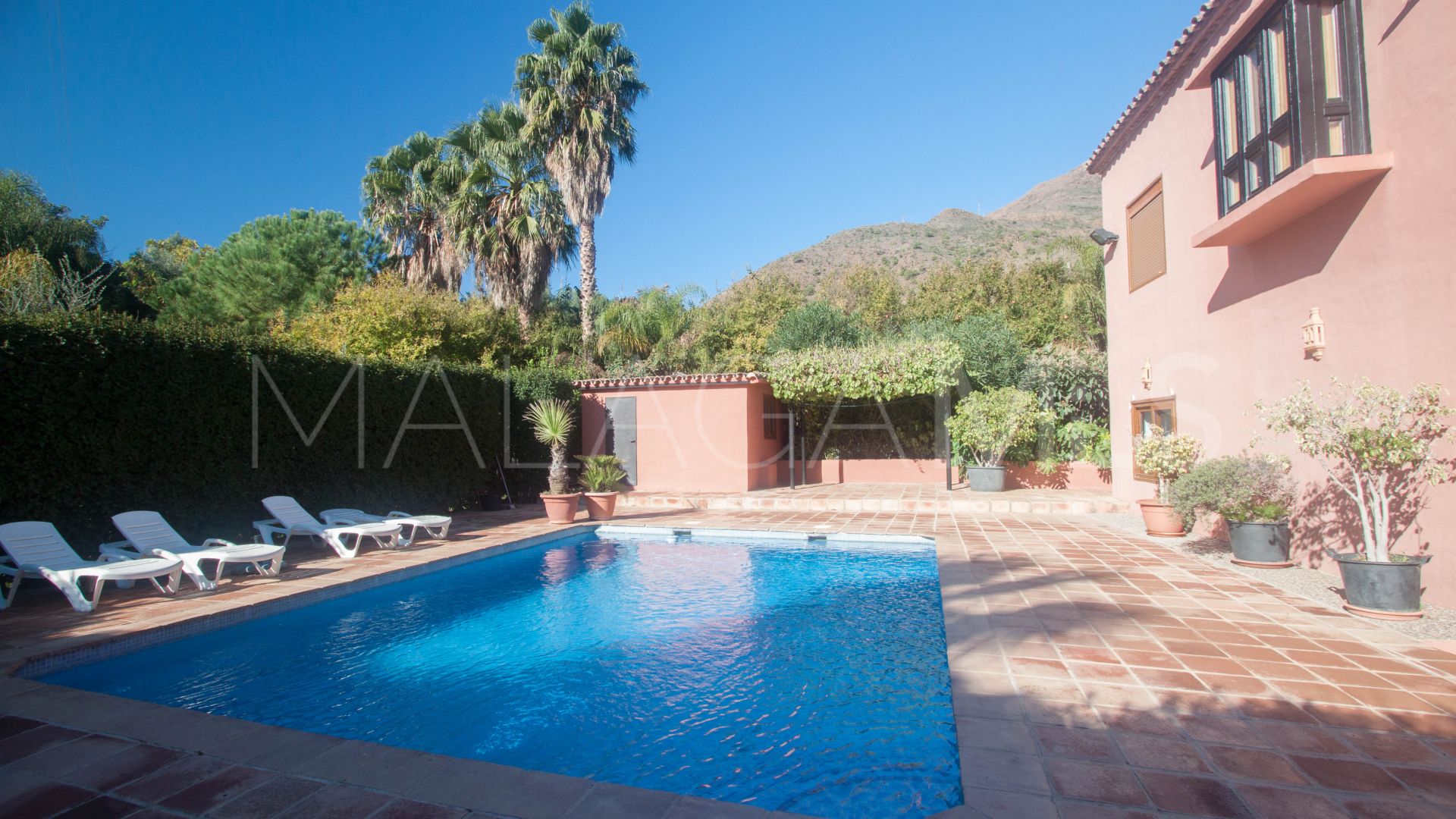 For sale finca with 4 bedrooms in Estepona