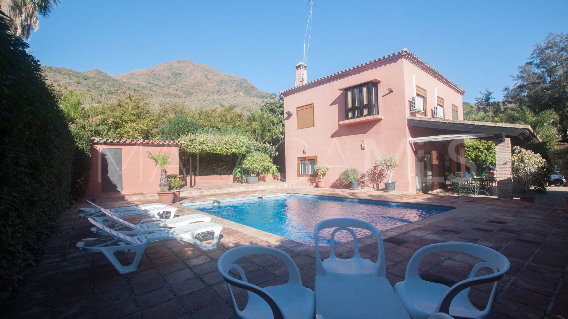 For sale finca with 4 bedrooms in Estepona