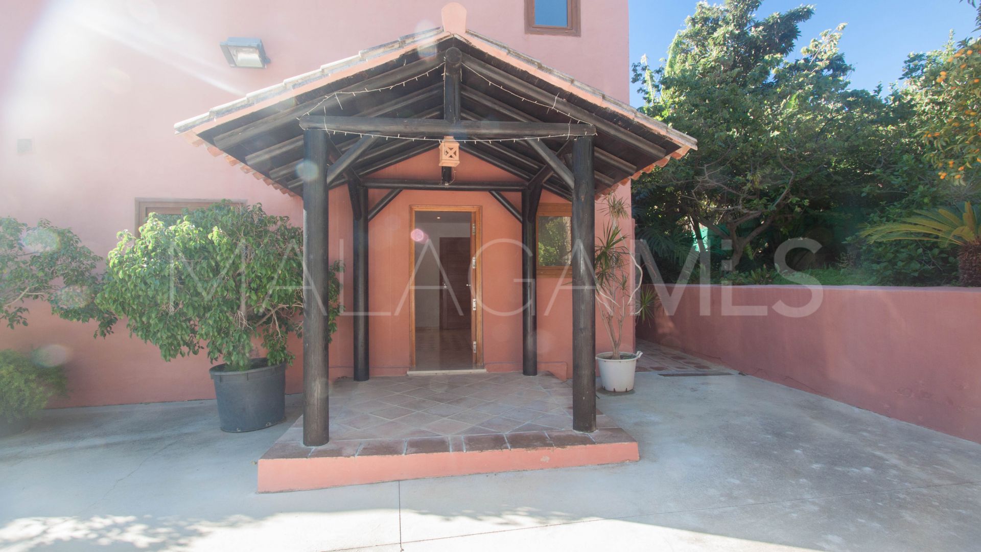 For sale finca with 4 bedrooms in Estepona