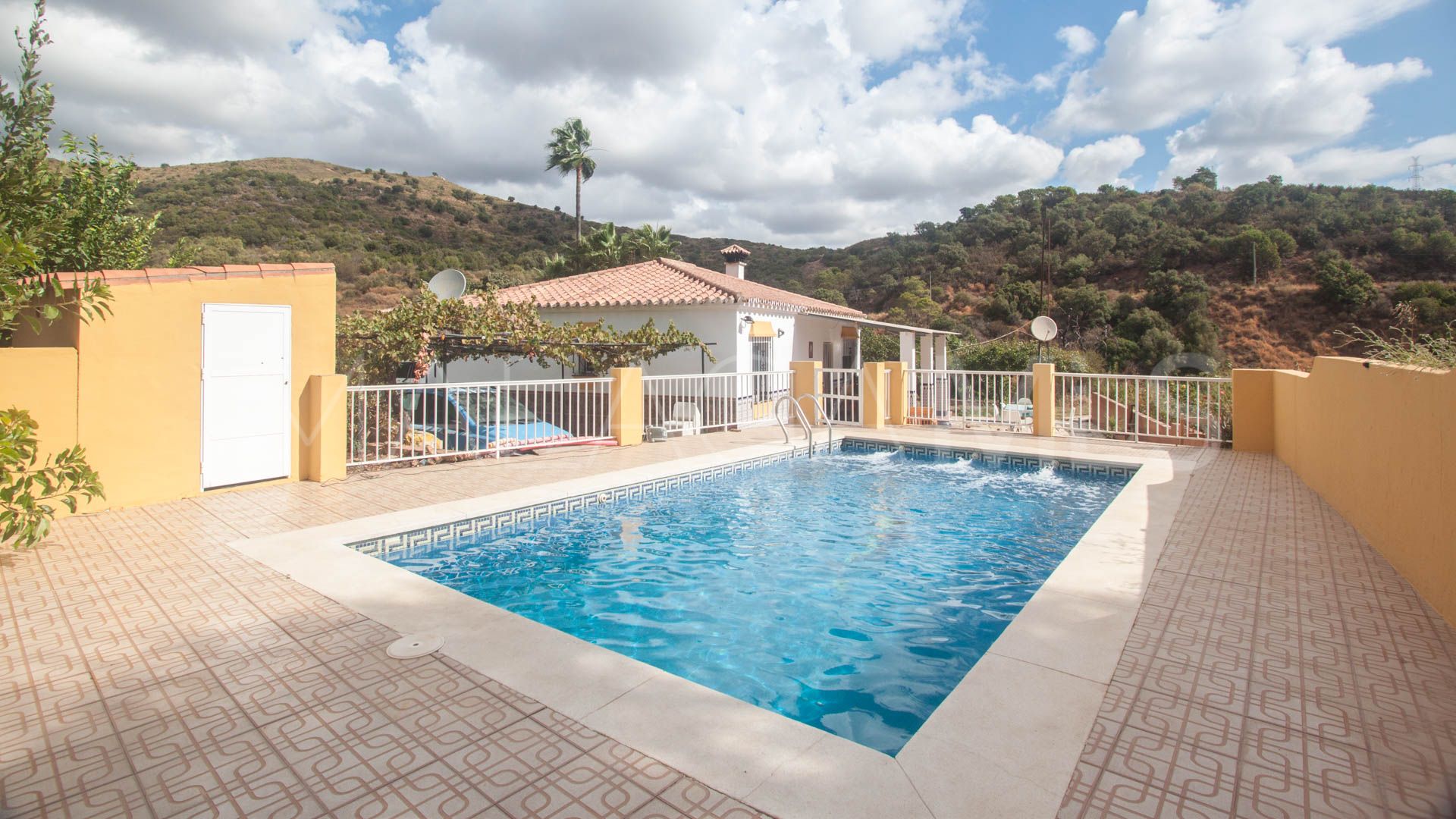 Finca for sale in Estepona