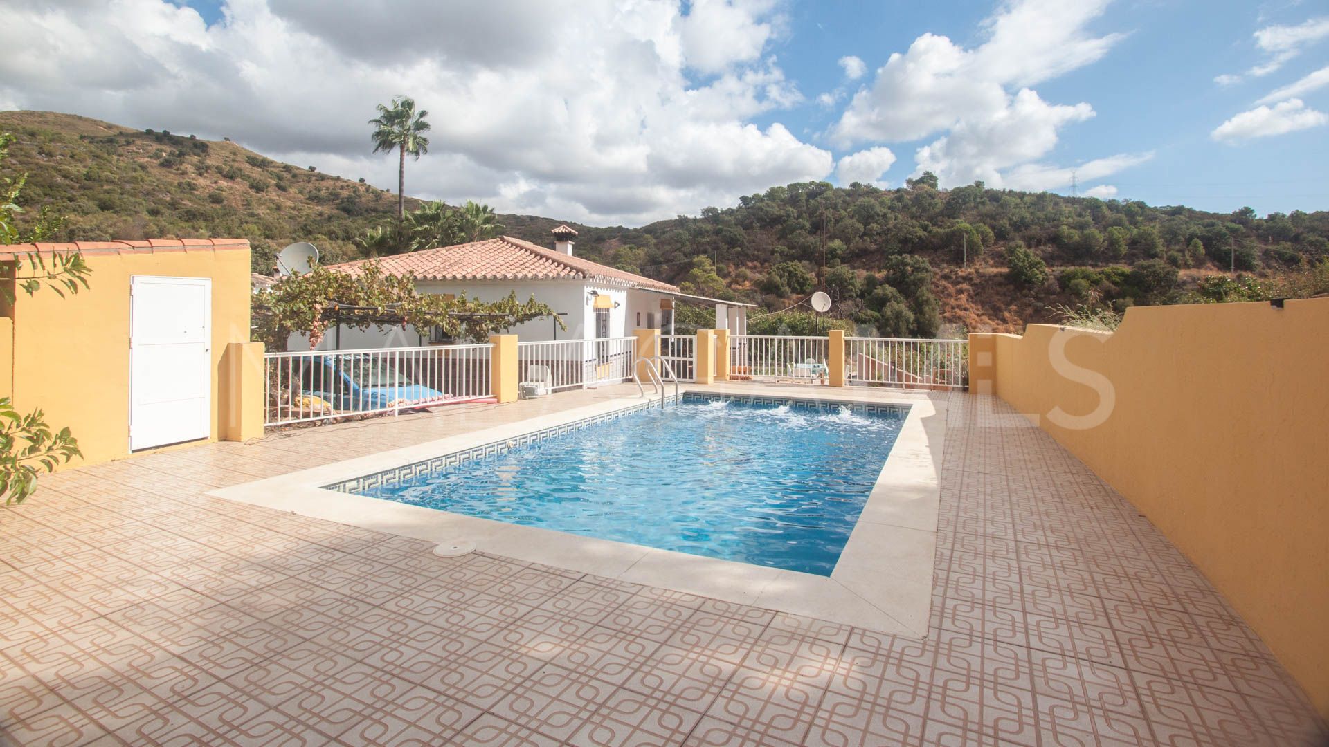 Finca for sale in Estepona