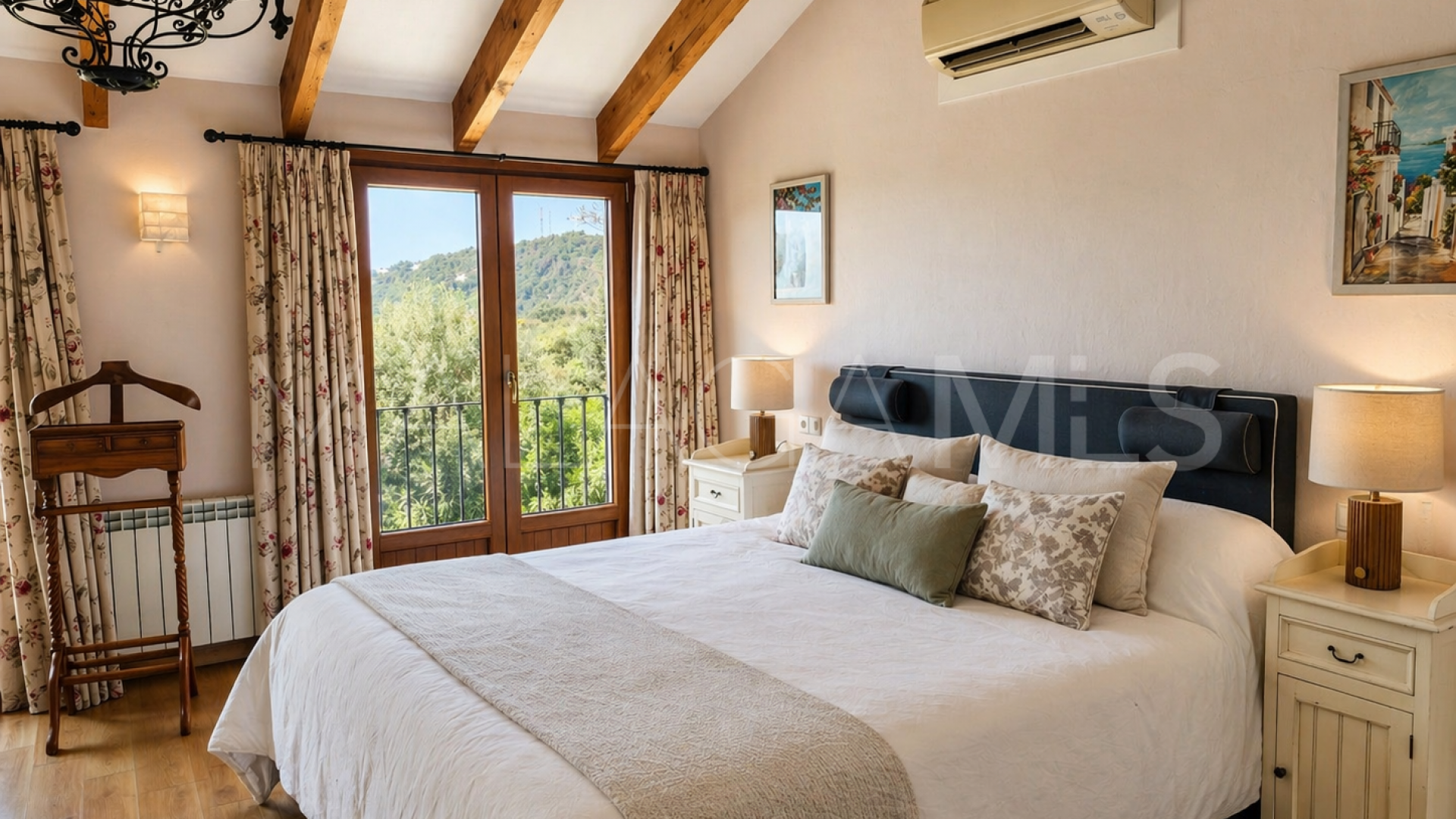 Finca for sale in Casares