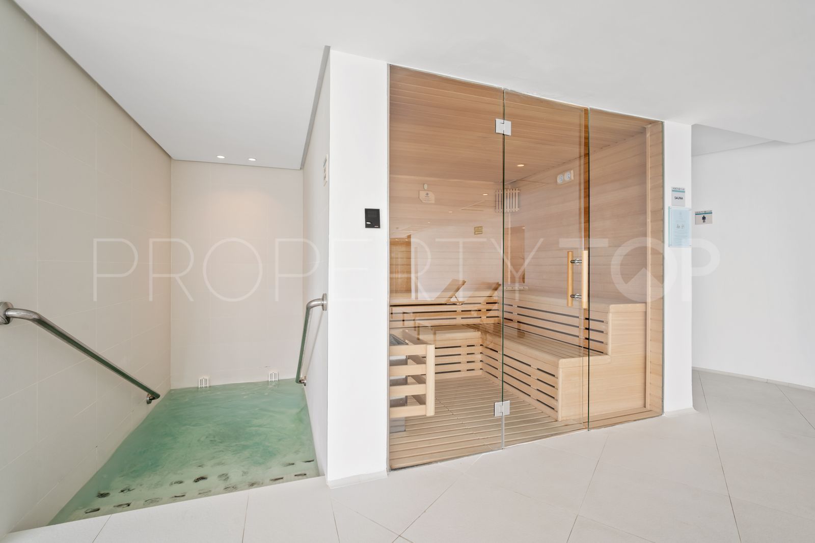 Atico duplex de 3 dormitorios en venta en Marbella