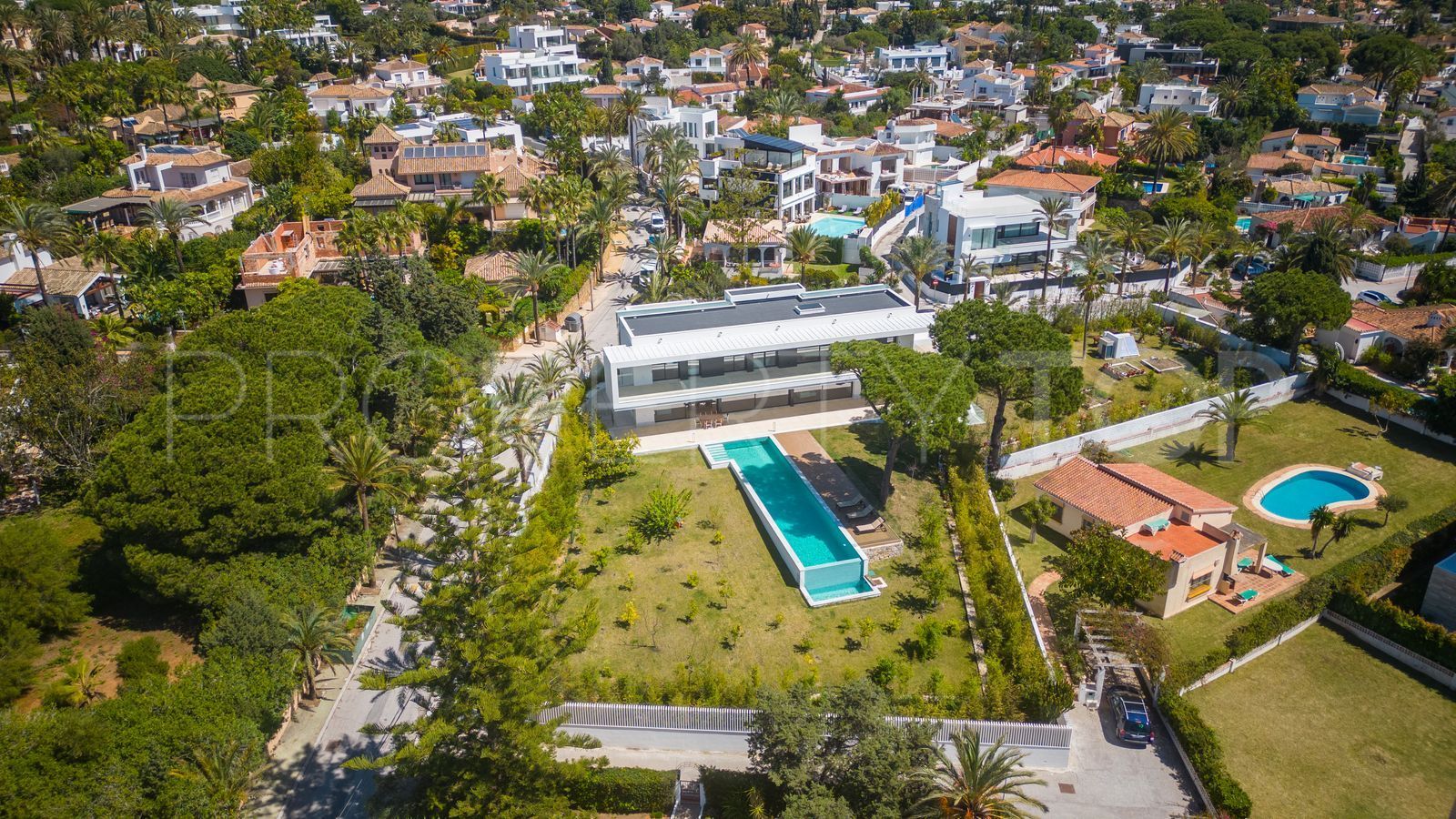 Marbella East 6 bedrooms villa for sale