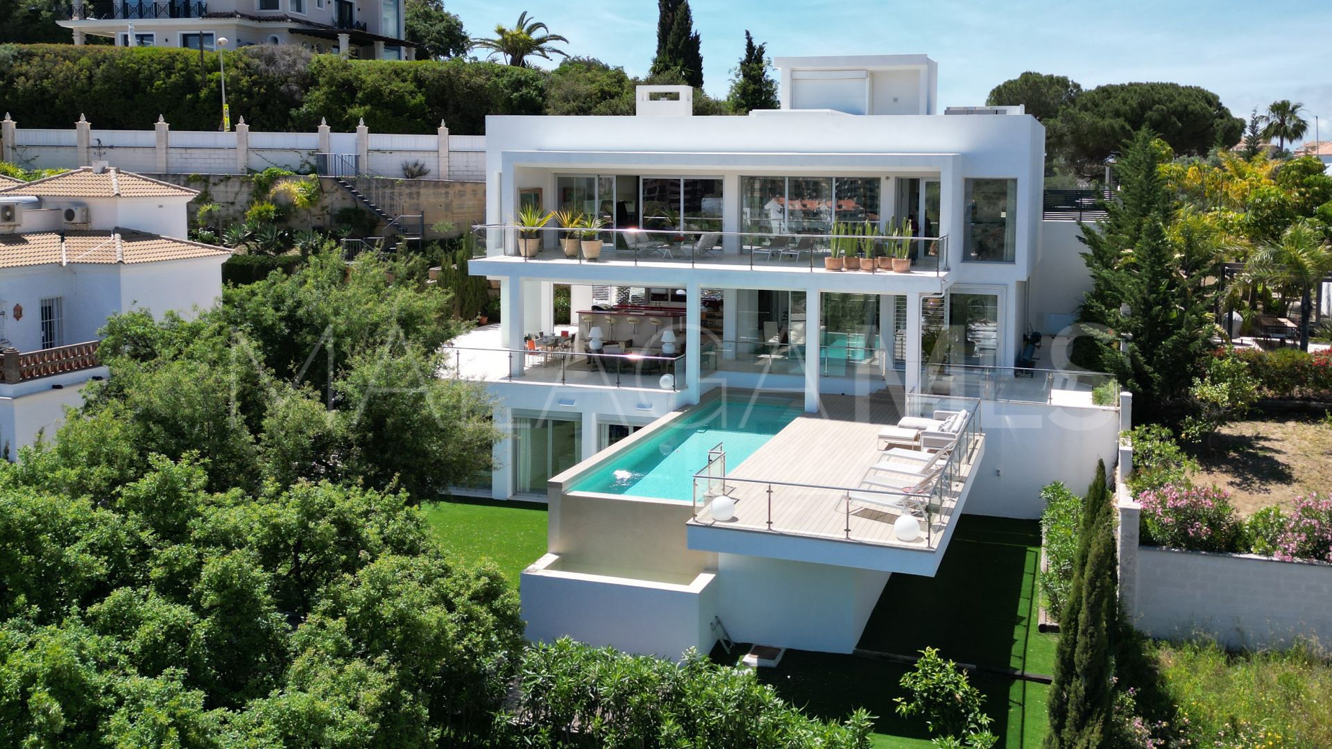 For sale Marbella East 6 bedrooms villa