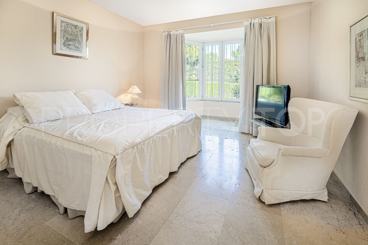 Buy 5 bedrooms villa in Marbella Golden Mile