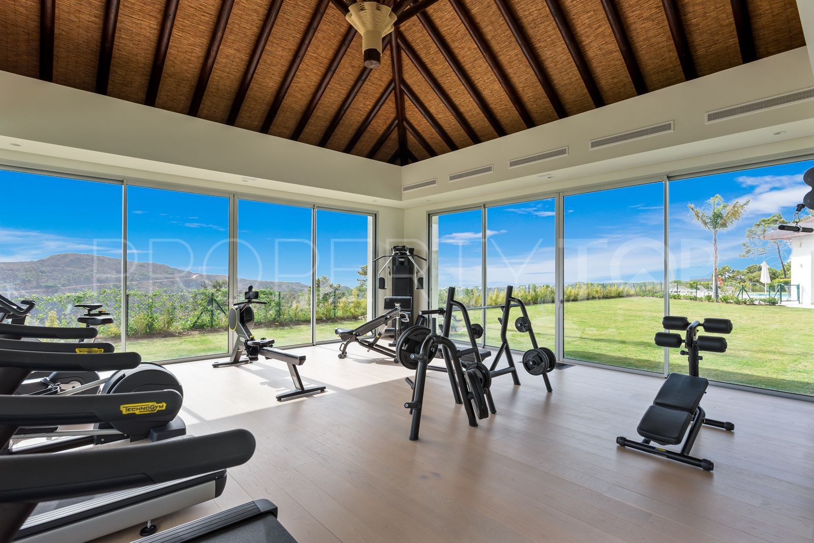 Penthouse for sale in Marbella Hill Club with 3 bedrooms