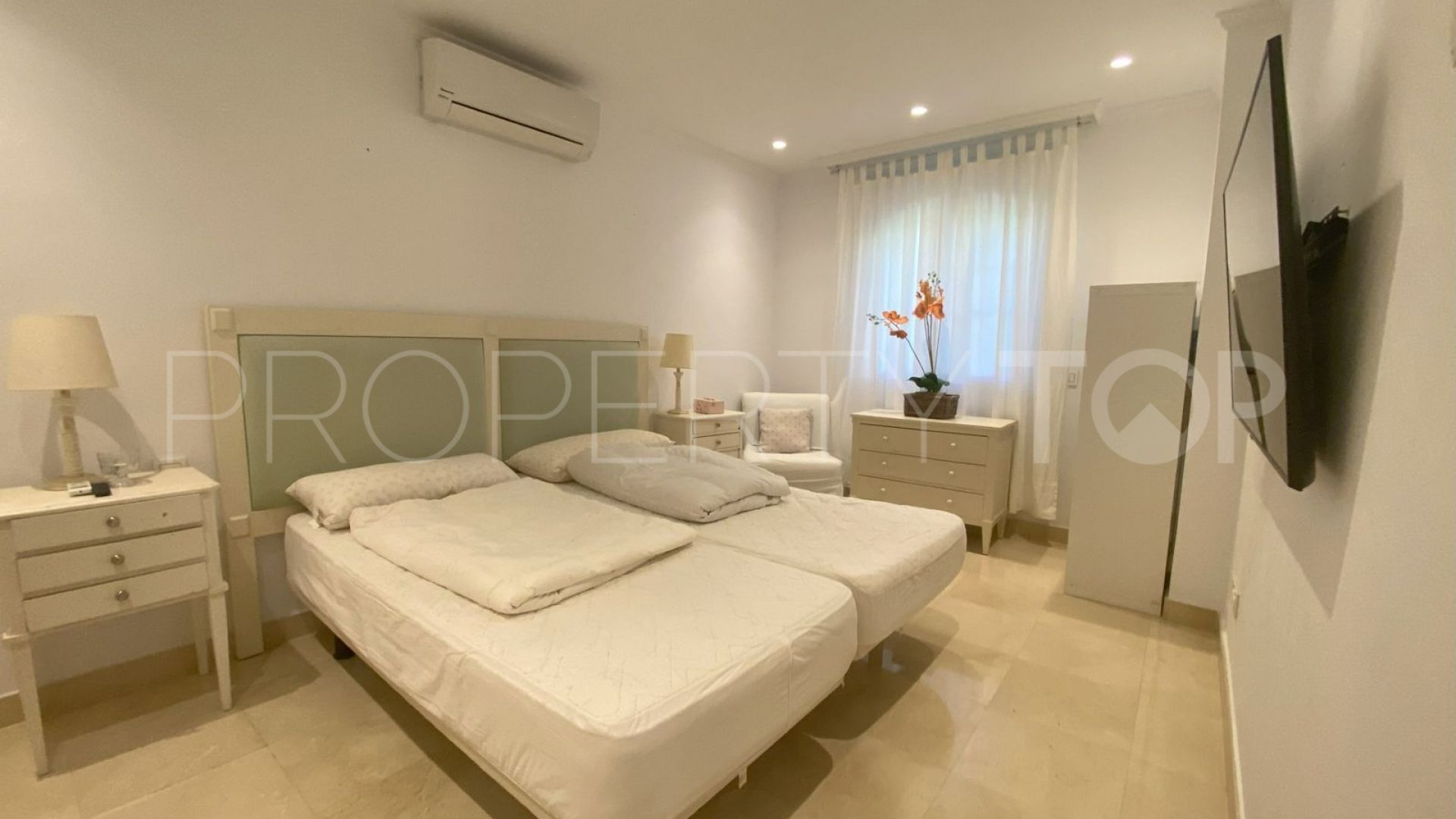 Buy 7 bedrooms villa in Elviria