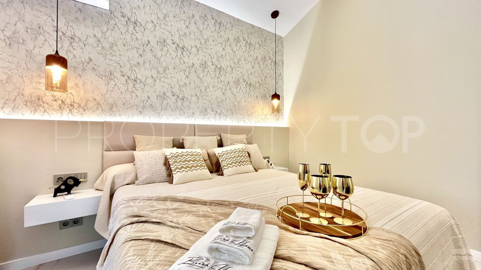 Buy semi detached villa with 4 bedrooms in Estepona