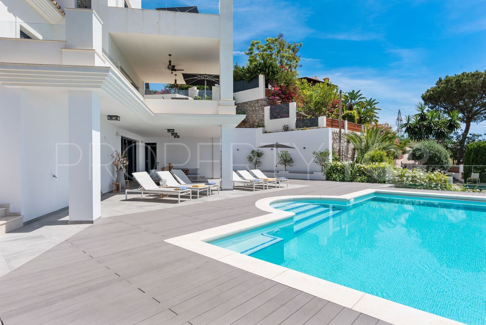 Buy villa with 6 bedrooms in Marbella East