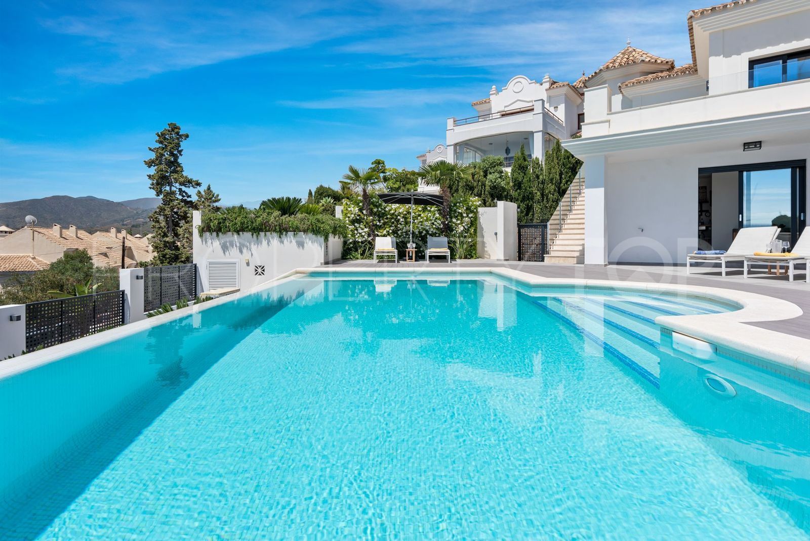 Buy villa with 6 bedrooms in Marbella East