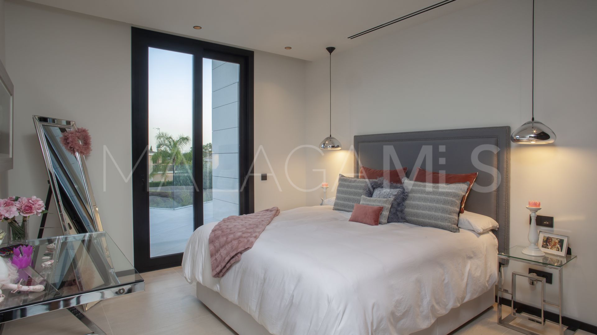 For sale villa with 7 bedrooms in Nueva Andalucia