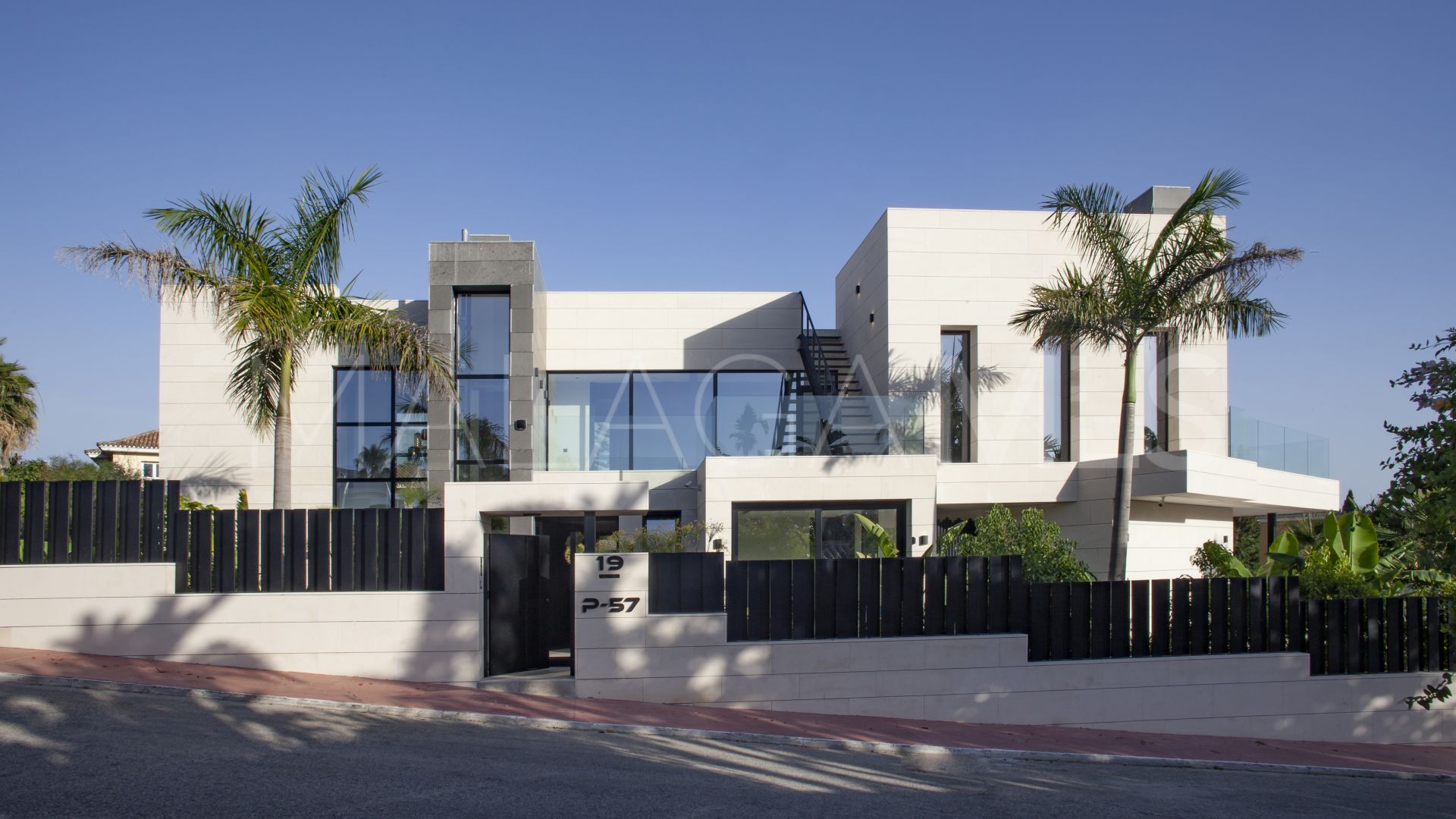 For sale villa with 7 bedrooms in Nueva Andalucia