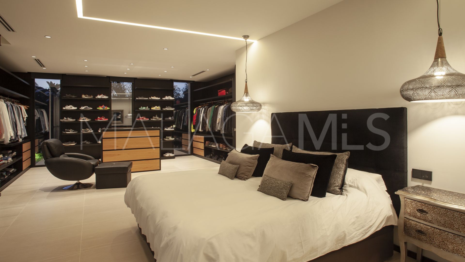 For sale villa with 7 bedrooms in Nueva Andalucia