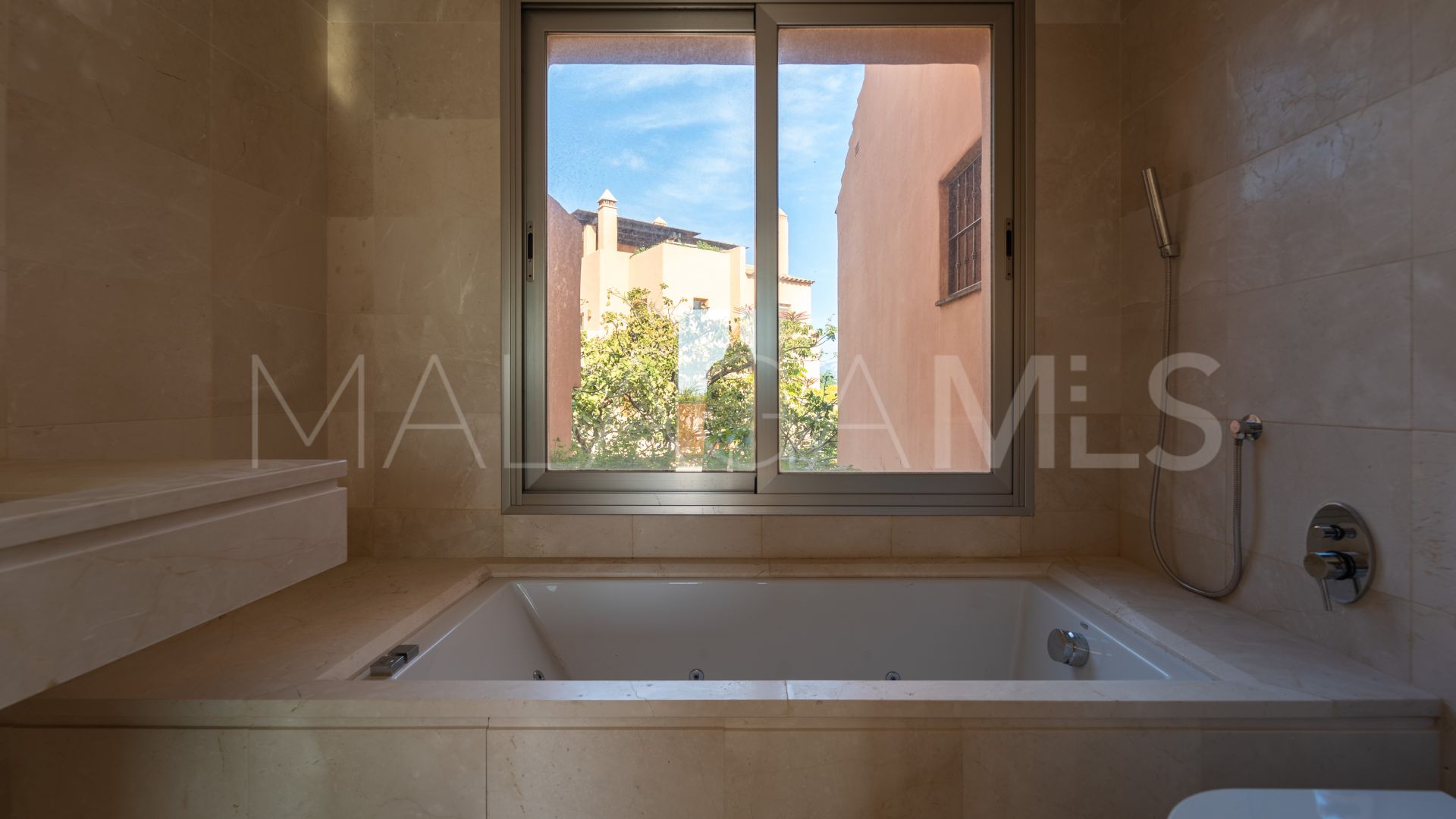 Se vende adosado in Riviera del Sol with 5 bedrooms